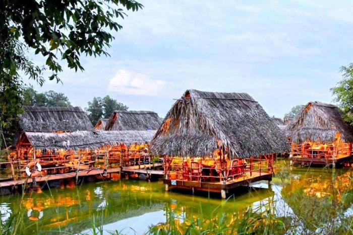 Les huttes sur le lac dans la zone écotouristique de Long Trung